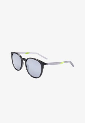 Occhiali da sole con montatura nera, lenti rotonde grigie e stanghette traslucide grigie con piccoli accenti giallo neon.