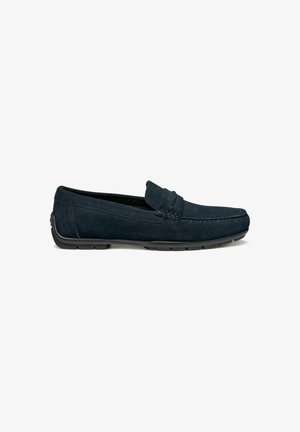 Scarpa mocassino in suede blu navy con dettaglio cucito sulla parte superiore, soletta imbottita e suola in gomma resistente per una buona aderenza.