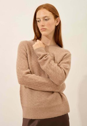 Lichtbruin gebreid sweater met een ronde halslijn, geribbelde mouwen en zoom, gemaakt van een zachte, gestructureerde stof.