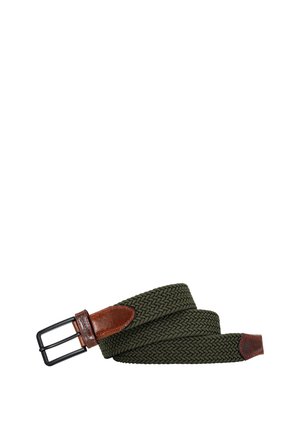 Dunkelgrüner gewebter Stoffgürtel mit braunen Lederdetails und schwarzer Metallschnalle, auf einem weißen Hintergrund aufgerollt.