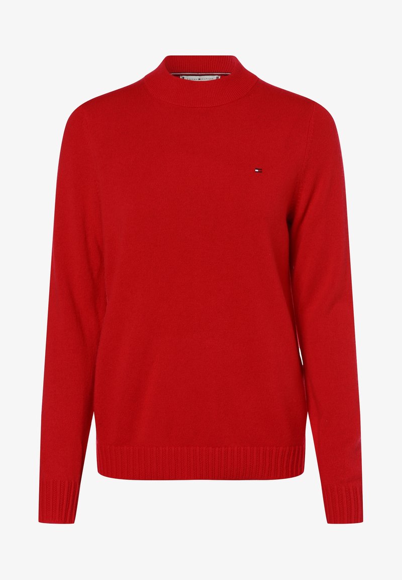 Pull en maille rouge à manches longues avec poignets et ourlet côtelés, arborant un petit logo Tommy Hilfiger sur le côté gauche de la poitrine.