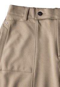 Beige broek van glad, rekbaar materiaal, met een voorste knoopsluiting en zijzakken met subtiele stikseldetails.