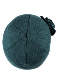 Tmavo zelený pletený baret s malou kvetinovou dekoráciou na jednej strane, zobrazený zhora na bielom pozadí.