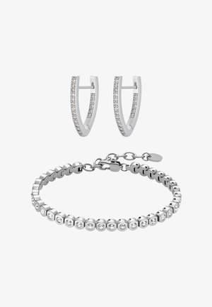 Zilveren sieradenset bestaande uit oorringen en een geschakeld armband, versierd met heldere stenen, met een gepolijste afwerking en veilige sluitingen.