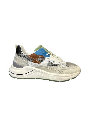 Sneakers con tomaia in rete grigia, bianca e marrone, con accenti blu e verdi, suola texturizzata e design chunky.