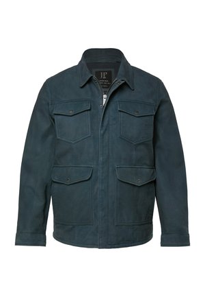 Dunkelgrüner Herrenjacke mit vier aufgesetzten Taschen vorne, Knopfverschluss, Kragen und sichtbaren Nahtdetails.