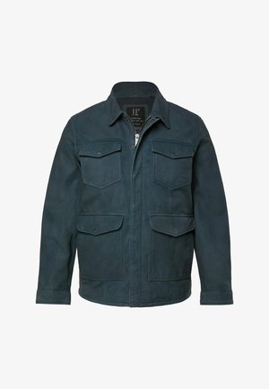 Chaqueta para hombre en verde azulado oscuro con cuatro bolsillos frontales con solapa, botones de cierre, cuello y detalles de costuras visibles.