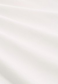 Witte katoenen stof met een gladde textuur, met zachte plooien en een subtiele glans, wat zorgt voor een schone, uniforme uitstraling.