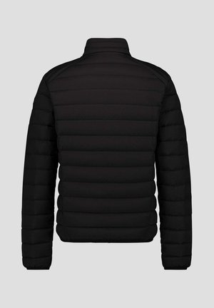 Giacca imbottita nera con collo alto, cuciture orizzontali per la texture e polsini elastici. Design semplice senza elementi visibili o accenti.