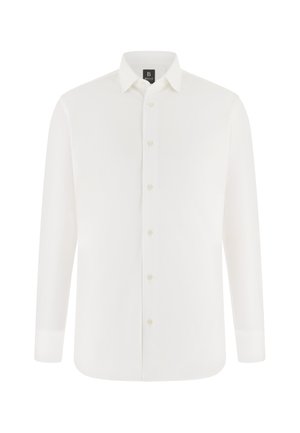 Bílá pánská košile s dlouhým rukávem, zapínáním na knoflíky a klasickým špičatým límečkem, s nápisem "Boggi" uvnitř límce.