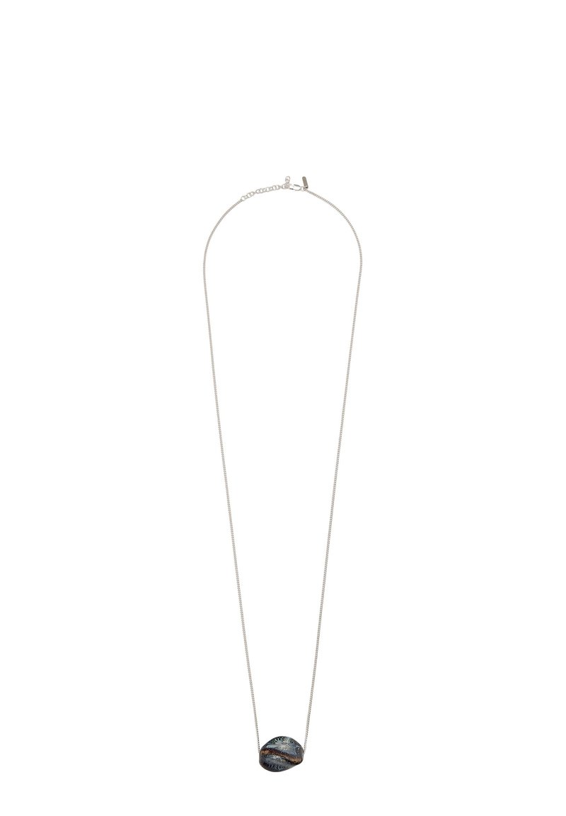 Zilveren ketting met een getextureerde, gepolijste donkere stenen hanger met een iriserende glans en subtiele horizontale strepen.