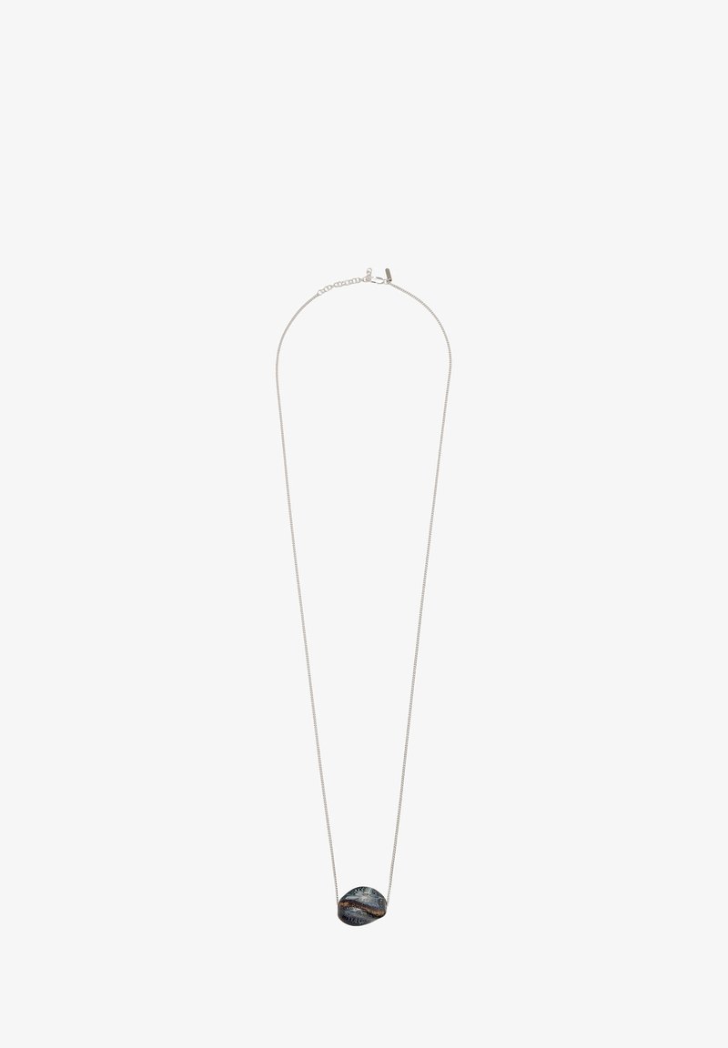 Collana in argento conpendente in pietra scura, lucida e texturizzata, caratterizzata da una lucentezza iridescente e sottili striature orizzontali.
