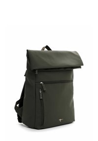 Sac à dos à rabat, vert foncé, fabriqué en matériau texturé, avec une poche frontale zippée et des sangles réglables avec un logo discret.