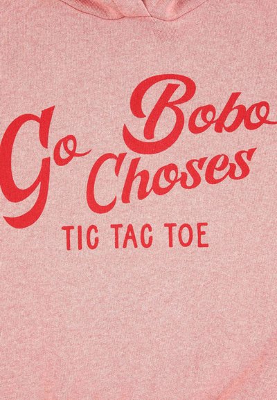 Růžová mikina s červeným textem "Go Bobo Choses TIC TAC TOE" v různých písmách. Látka má jemnou melírovanou texturu.