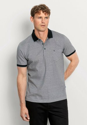 Graues Polo-Shirt mit schwarzem Kragen und Akzenten an den Ärmeln, ausgestattet mit einer kleinen Brusttasche und einer Knopfleiste. Glatter Baumwollstoff.
