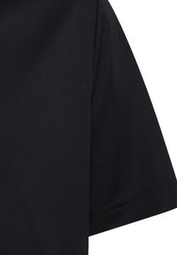 Svart kortärmad t-shirt, tillverkad av mjukt tyg, med en slät textur och en enkel design med sicksackssöm.