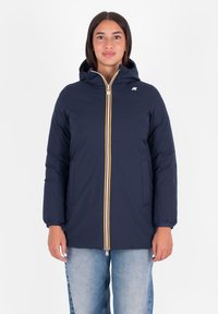 Giacca con cappuccio di colore blu navy con zip frontale, caratterizzata da dettagli a strisce gialle e bianche. Realizzata in materiale resistente all'acqua; design casual.
