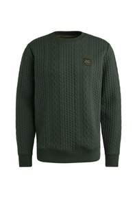 Groene gebreide trui met textuur kabelpatronen, geribde manchetten en zoom, en een klein vierkant logo op de borst.