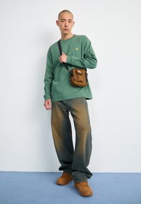 Carhartt WIP CHASE - Hosszú ujjú felső - duck green/gold