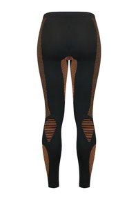 Schwarze Leggings mit orangefarbenen Akzenten, Netzdetail entlang der Seiten und gestreiften Einsätzen hinter den Knien. Durchgehend glatte Textur.
