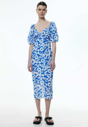 Blau-weißer, blumenbedruckter Kleid mit Puffärmeln, quadratischem Ausschnitt und knielangem Schnitt. Hergestellt aus leichtem Stoff mit einem leichten Glanz.