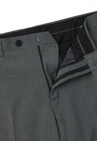 Pantaloni grigi texturizzati con zip, bottone nero e fodera interna a contrasto. Design slim-fit con cuciture ordinate.
