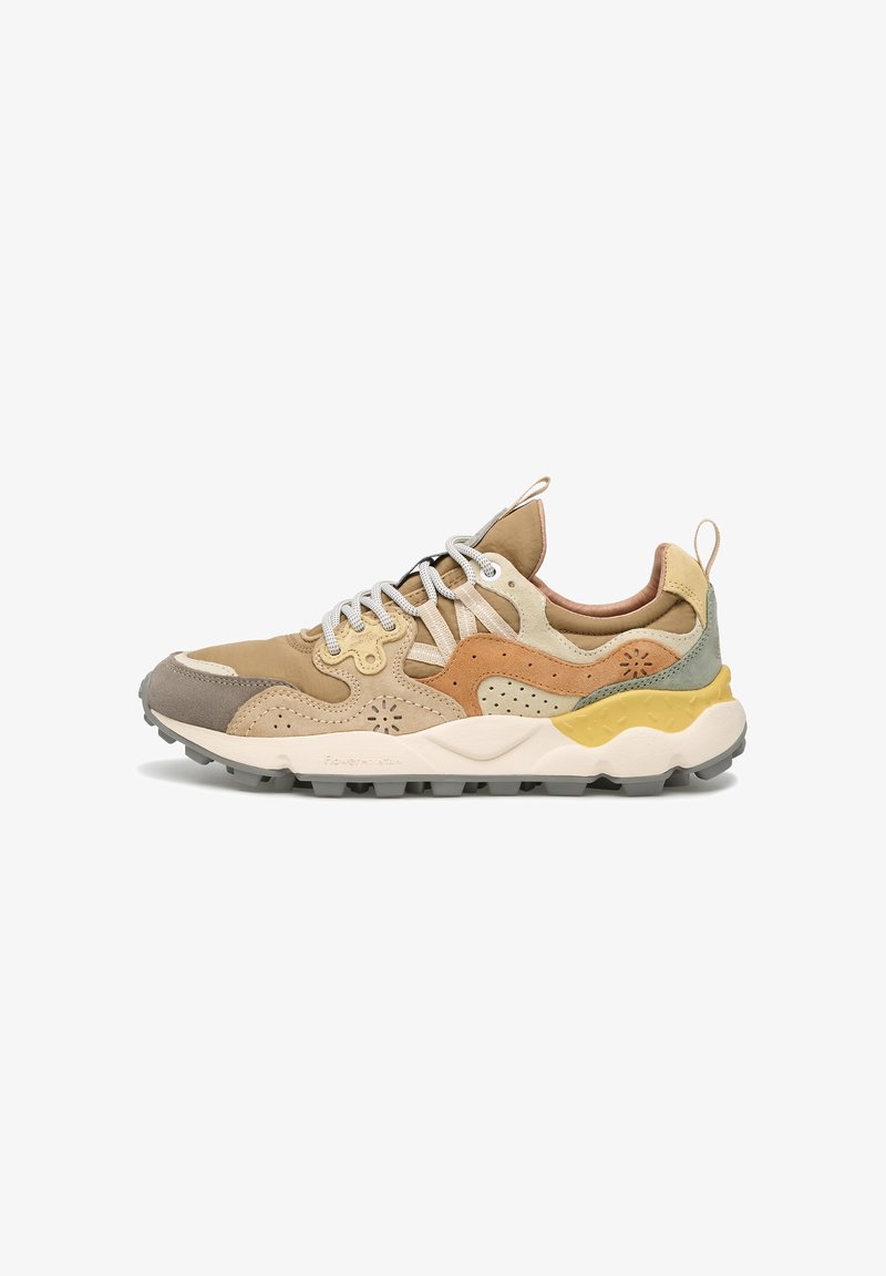 Wielokolorowe sneakersy z połączeniem zamszu i materiału siatkowego, z beżowymi, brązowymi i zielonymi akcentami. Model na sznurówki z teksturowaną podeszwą.