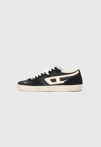 Baskets en suede noires avec des accents et des lacets blancs. Présentent un profil bas, un bout rond et un logo sur le côté. Semelle en caoutchouc.