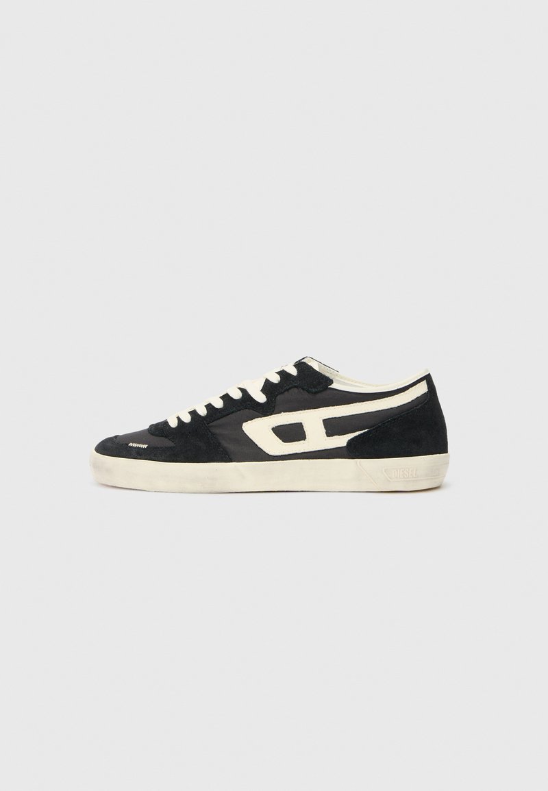 Baskets en suede noires avec des accents et des lacets blancs. Présentent un profil bas, un bout rond et un logo sur le côté. Semelle en caoutchouc.