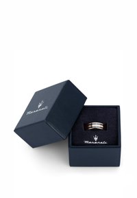 Mansring i tvåfärgat metall, med en design av polerad silver och mörk band. Presenterad i en kungsblå läderimitationlåda med logotyp.