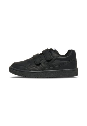 Schwarzer Sneaker mit niedrigem Schaft, zwei breiten Klettverschlussriemen und strukturierten Sohlen, entworfen für Freizeit- oder Sportbekleidung.