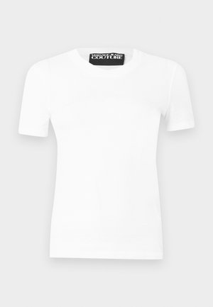 T-shirt bianca a maniche corte con scollo girocollo e etichetta nera all'interno del colletto con la scritta "Versace Jeans Couture."