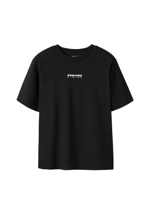 T-shirt nera in cotone con maniche corte e collo rotondo. Presenta la scritta "EVOLVING VISION" in bianco sul davanti. Design semplice, colore solid.