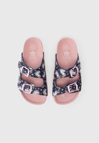 Σαμπό ναυτικού στιλ με μοτίβο μονόκερου και αστεριών; υφασμάτινες ιμάντες με ροζ κούμπωμα; μαλακή ροζ σόλα; ανοιχτό μπροστινό σχέδιο.