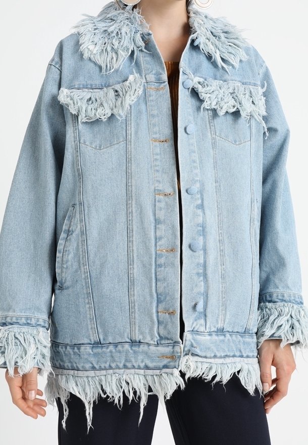 Giacca di jeans azzurro chiaro con bordi sfrangiati, colletto frangiato e tasche. Presenta chiusura con bottoni e vestibilità rilassata.