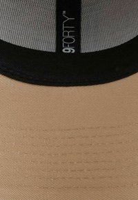 Beige Kappe mit einem schwarzen Schirm, aus einem strukturierten Stoff. Die Kappe hat einen Mesh-Bereich an der Krone und ein sichtbares "9FORTY" Etikett.