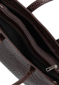 Borsa in pelle con embossing a coccodrillo marrone, dotata di due scomparti con cerniera e due manici superiori. Interno rivestito in tessuto nero.