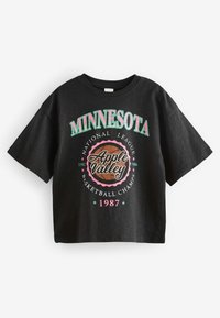 Camiseta de algodón negra de manga corta con el texto gráfico en color "Minnesota" y "Campeones de Baloncesto de Apple Valley 1987". Corte holgado, cuello redondo.