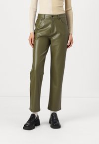 Pantalons en simili cuir vert olive avec une coupe droite, poches avant et fermeture à bouton. Texture lisse avec un léger lustre.