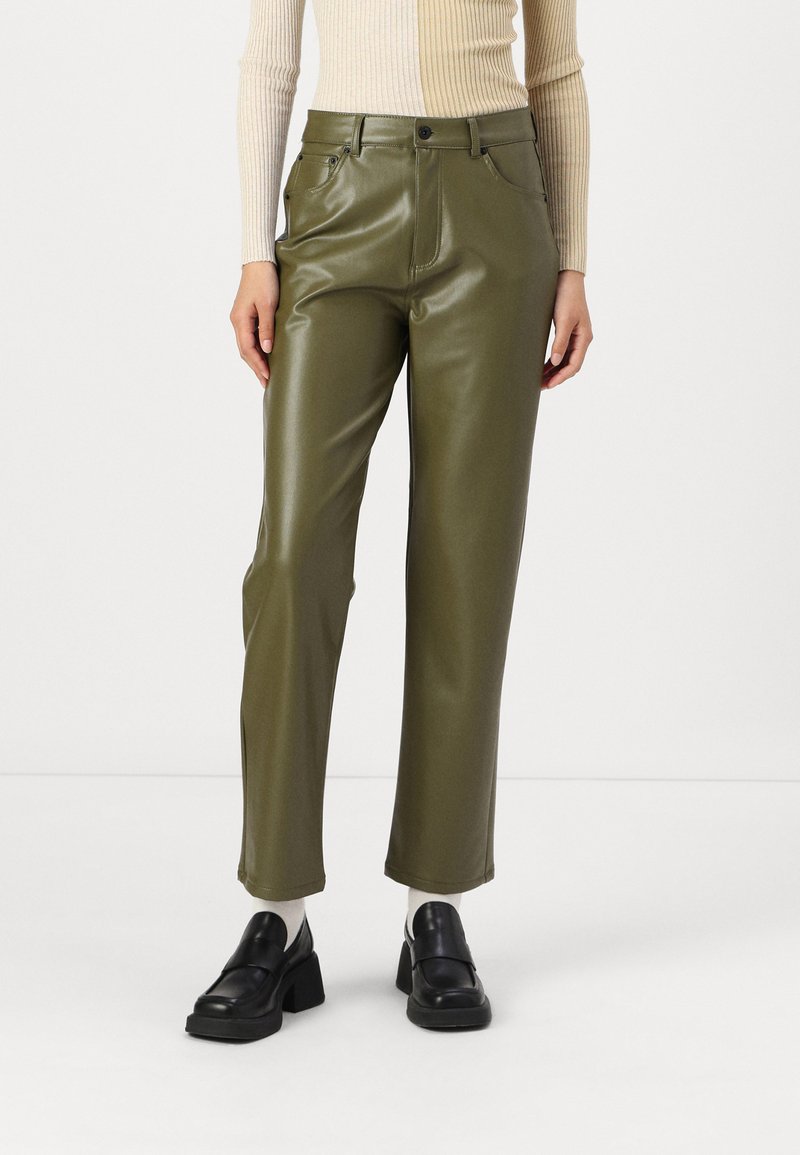 Pantalons en simili cuir vert olive avec une coupe droite, poches avant et fermeture à bouton. Texture lisse avec un léger lustre.