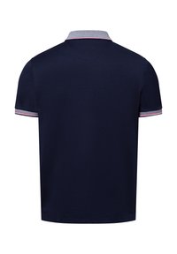 Navy Poloshirt aus Baumwolle, mit einem grauen Kragen und gestreiften Akzenten in Rot und Weiß an den Ärmeln. Kurzärmliges Design.
