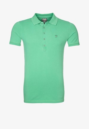 Grøn polo skjorte lavet af bomuld, med knaplukning, korte ærmer og et lille logo på brystet. Glat tekstur og enkelt design.