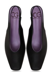 Scarpe slingback nere in pelle con punta quadrata e lati sagomati. L'interno presenta una soletta viola con logo. Texture liscia, design minimale.
