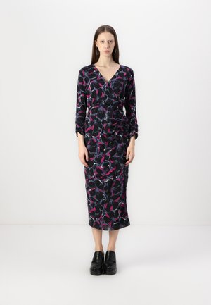 Robe longue ajustée en tissu sombre avec un motif floral dans des teintes de bleu, rose et noir. Dotée d'un décolleté en V et de manches longues.