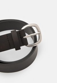 Cintura in pelle nera con una fibbia rettangolare argentata, caratterizzata da una finitura testurizzata e un anello per la cinghia in eccesso, che presenta un design elegante.