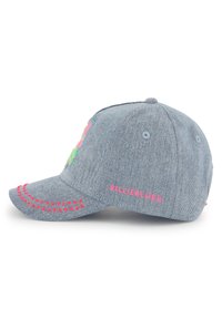 Casquette de baseball en jean avec des accents brodés roses, présentant un motif à l'avant, des surpiqûres en pointillés sur la visière et le texte "BILLIEBLUSH".
