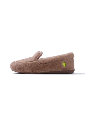 Mocasín marrón peludo tipo slip-on con suela blanda y un pequeño detalle de cara sonriente verde cerca del talón sobre fondo blanco.