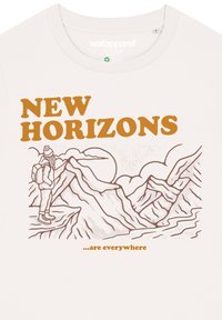 Weißes T-Shirt mit dem Schriftzug "NEUE HORIZONTE" in fettem orangefarbenem Text, einer braunen Linienzeichnung eines Wanderers in den Bergen und begleitendem Text darunter.
