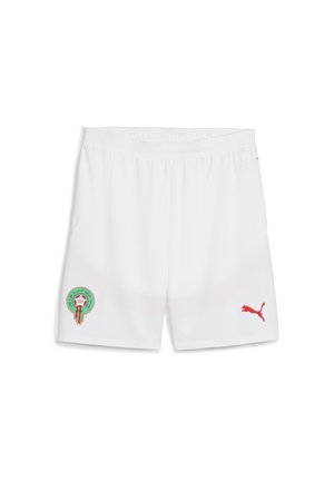 Hvide sportsshorts med elastisk talje, prydet med et grønt og rødt marokkansk våbenskjold og et rødt Puma-logo på nederste højre side.
