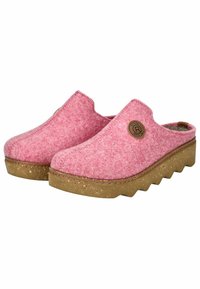 Rosa filttofflor med rundad form, en brun korkliknande sula med en vågig kant och en rund logodetalj på sidan.